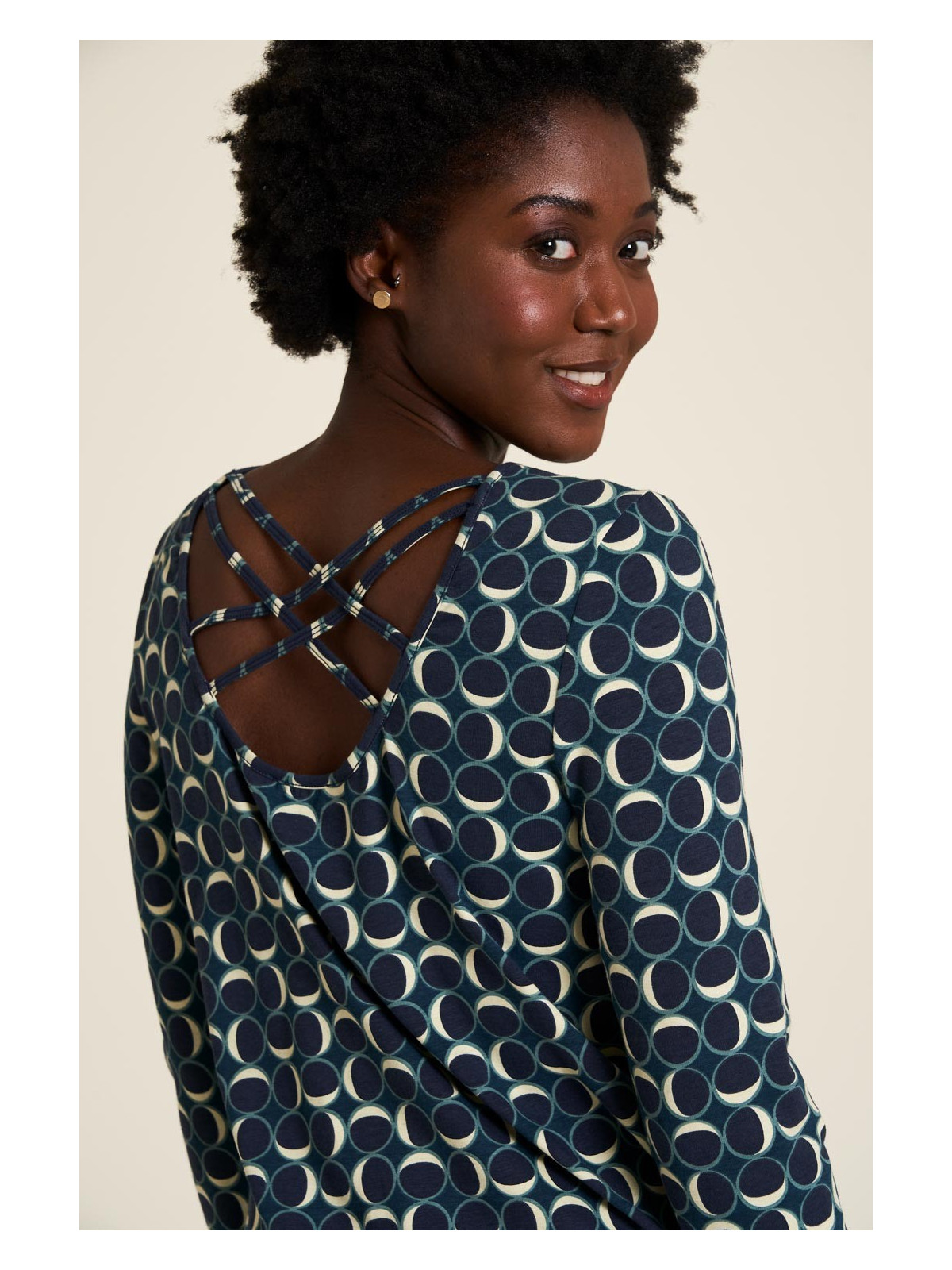blouse coton bio Tranquillo imprimé cercles sur fond bleu, lanières croisées sur le haut du dos