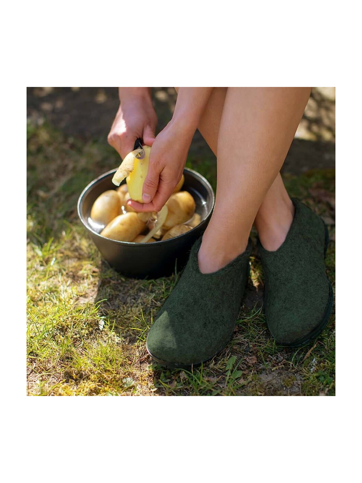 chaussons en laine vert foncé semelles noires