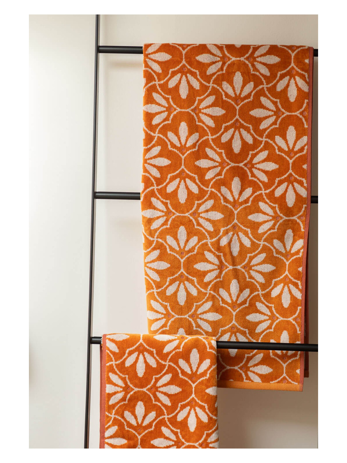 serviette de toilette fleurs écrues sur fond orange