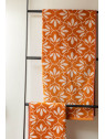 serviette de toilette fleurs écrues sur fond orange