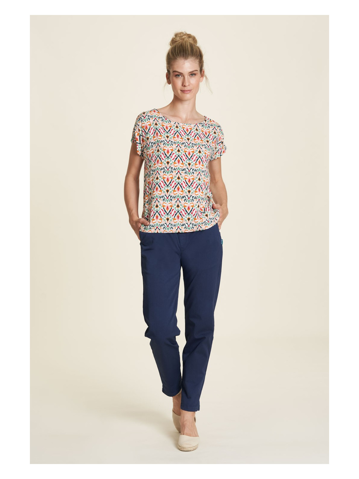 tee-shirt 100% écovéro, imprimé multicolore très gai, col rond, boutonné dans le dos