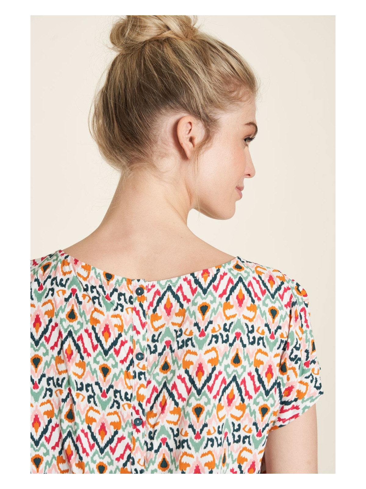 tee-shirt 100% écovéro, imprimé multicolore très gai, col rond, boutonné dans le dos