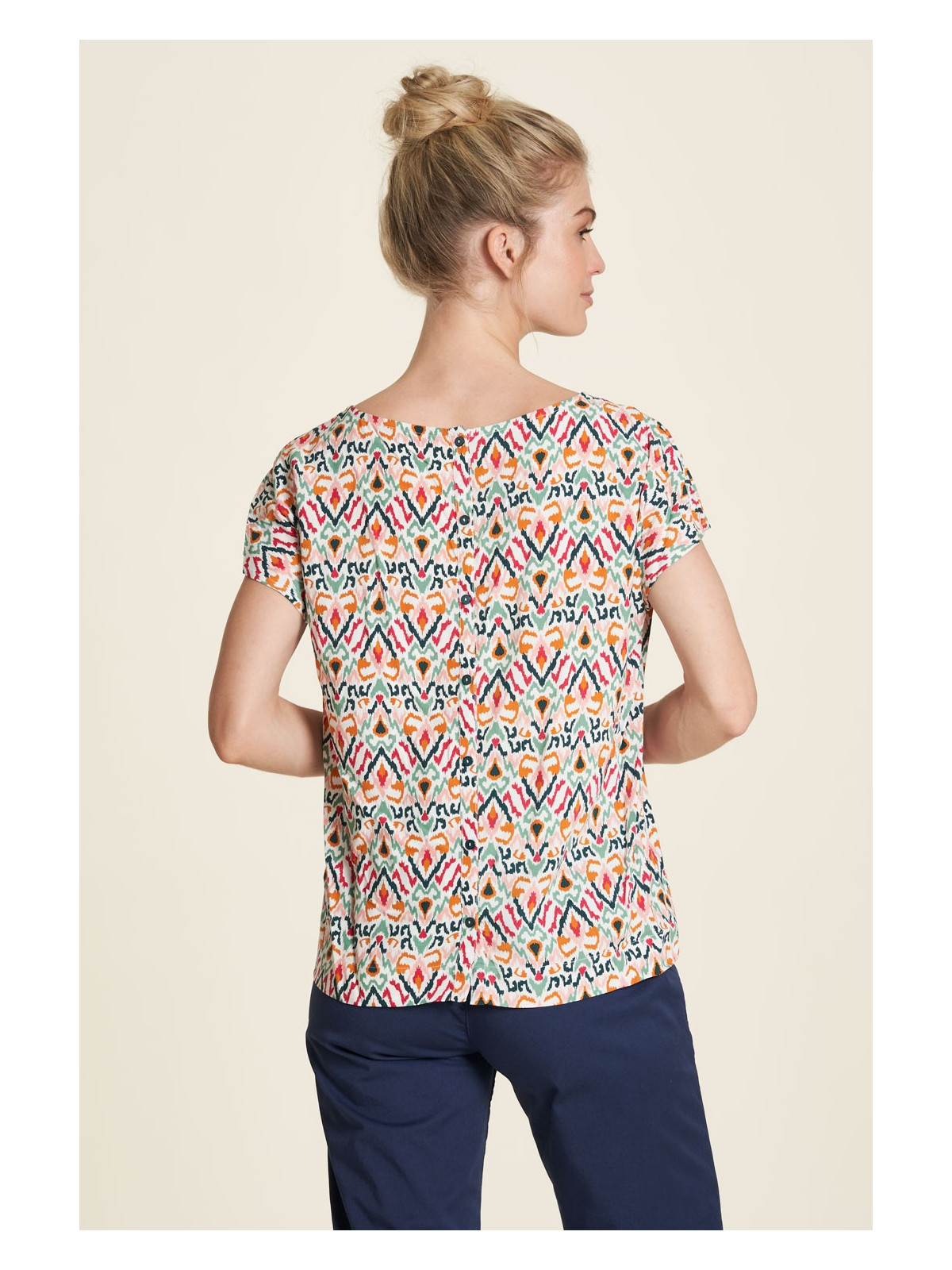 tee-shirt 100% écovéro, imprimé multicolore très gai, col rond, boutonné dans le dos