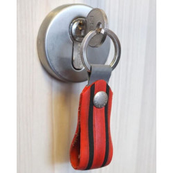 porte-clefs rouge en recyclage de pneu de vélo