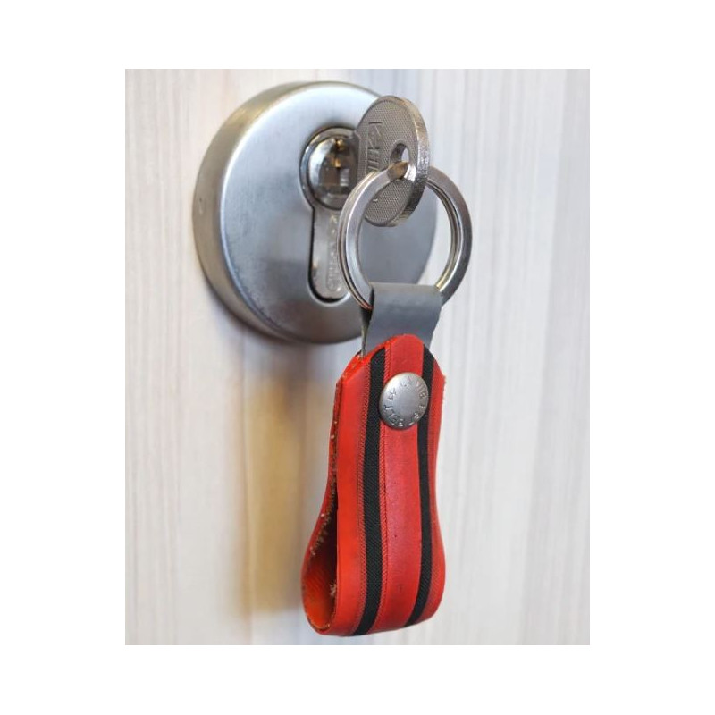 porte-clefs rouge en recyclage de pneu de vélo