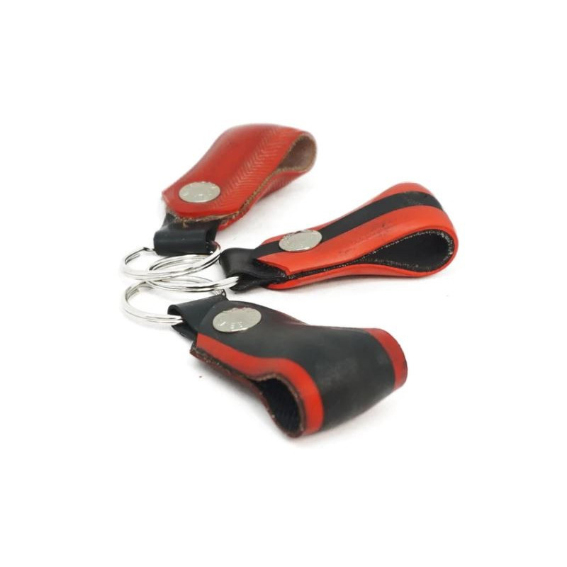 porte-clefs rouge en recyclage de pneu de vélo