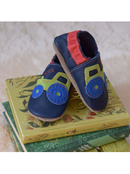 chaussons en cuir motifs tracteur vert sur fond marine cheville rouge