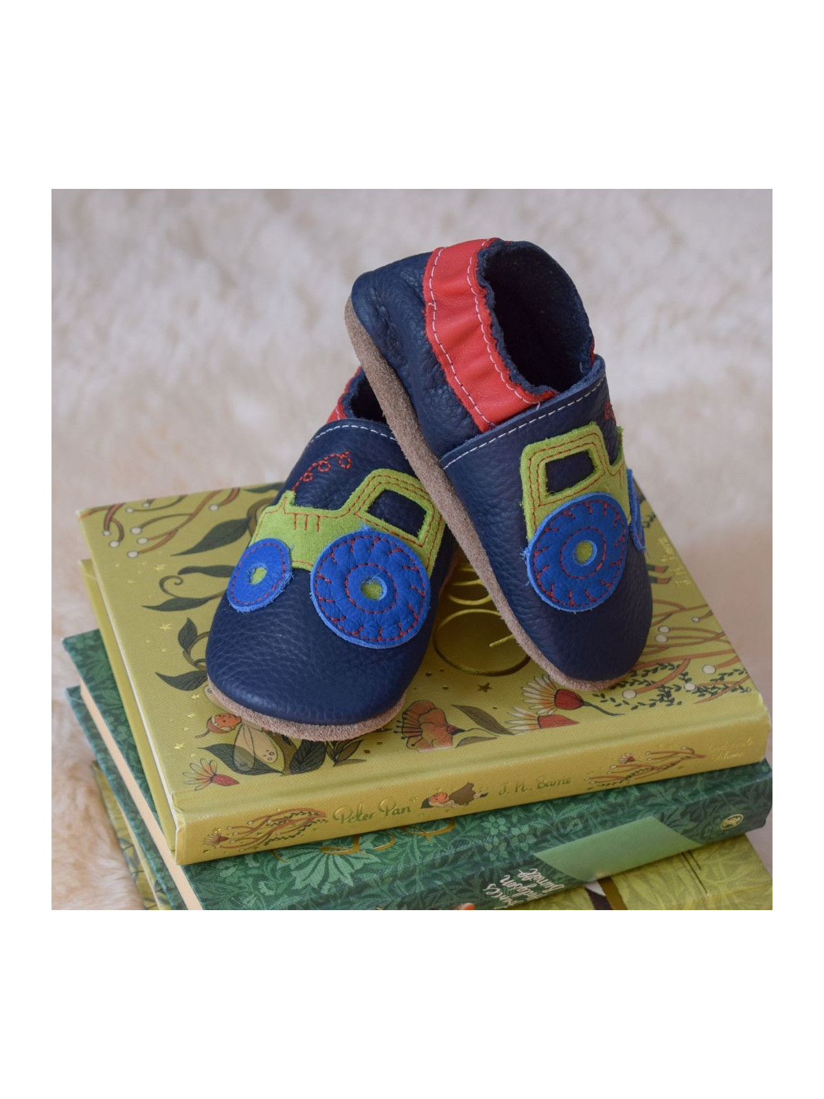 chaussons en cuir motifs tracteur vert sur fond marine cheville rouge