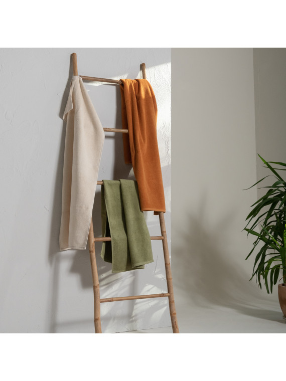 présentation drap de bain divers coloris sur échelle en bambou