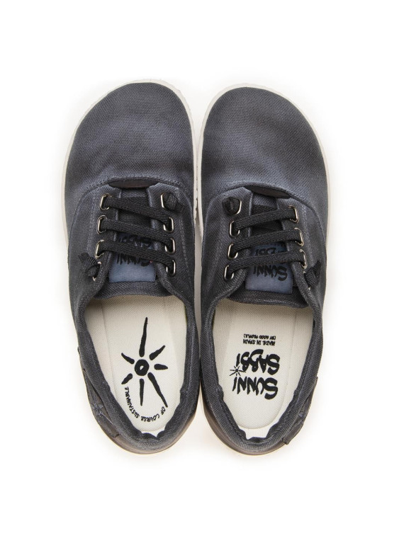 basket en toile grises semelles blanches soleil sur le côté