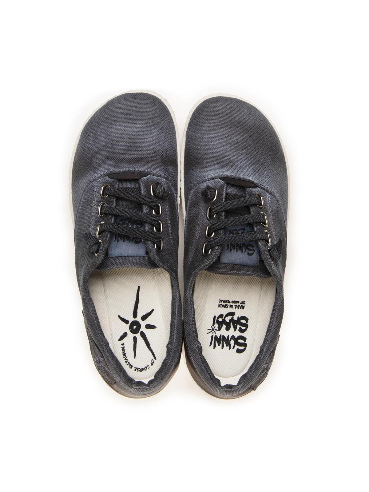 basket en toile grises semelles blanches soleil sur le côté