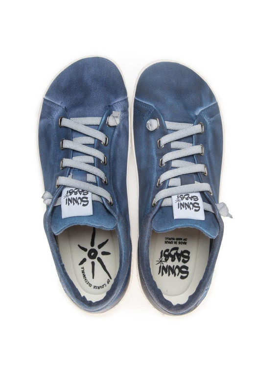 baskets en toile bleu jeans lacets élastiques blanc semelle blanche soleil sur le côté