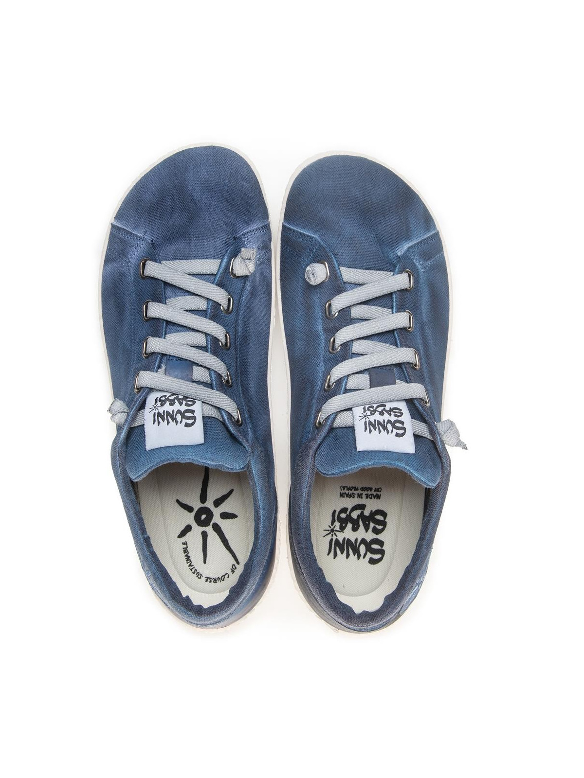 baskets en toile bleu jeans lacets élastiques blanc semelle blanche soleil sur le côté
