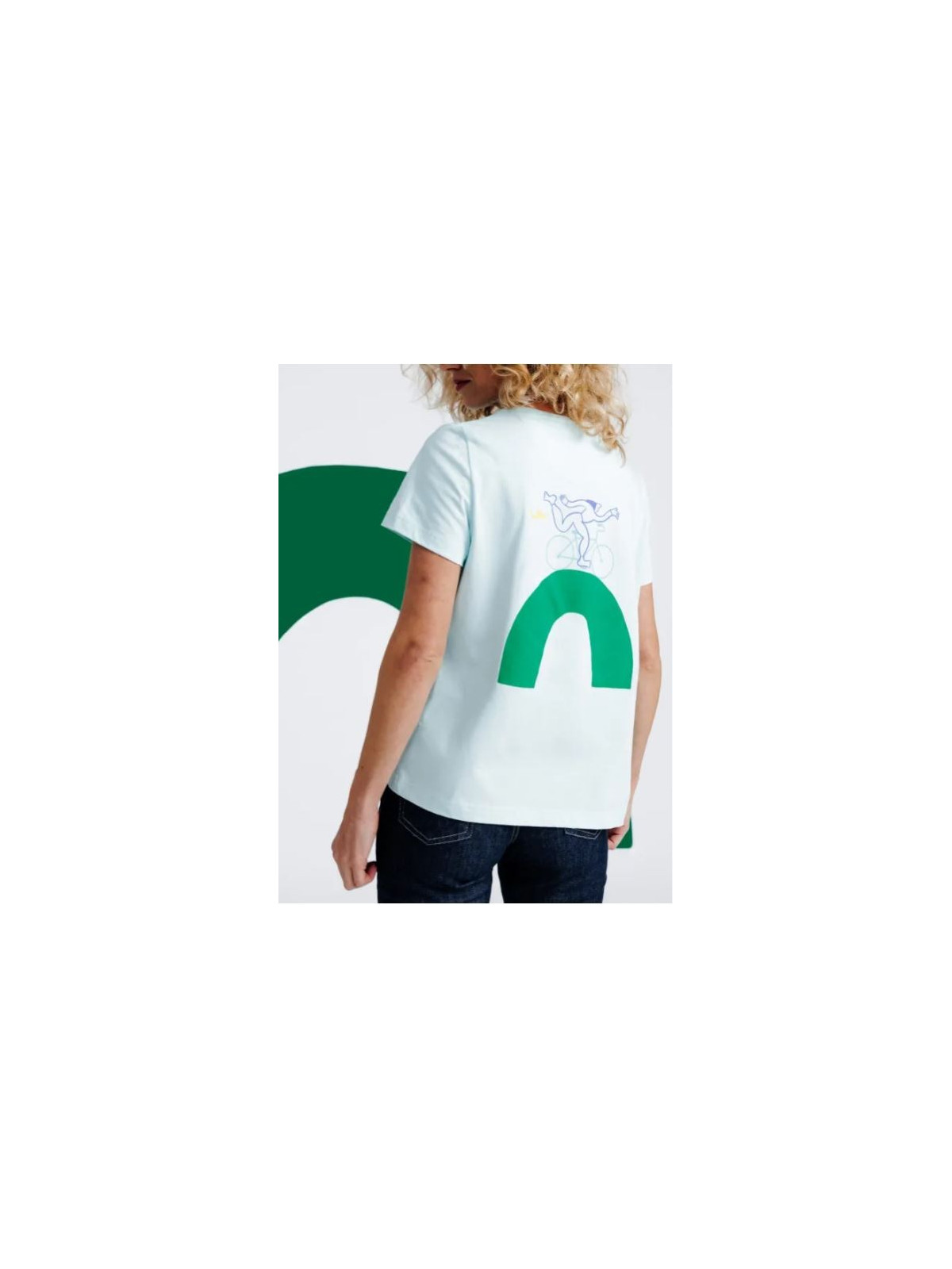 tee-shirt femme manches courtes couleur menthe vélo sur une route verte dans le dos