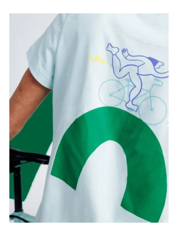 tee-shirt femme manches courtes couleur menthe vélo sur une route verte dans le dos