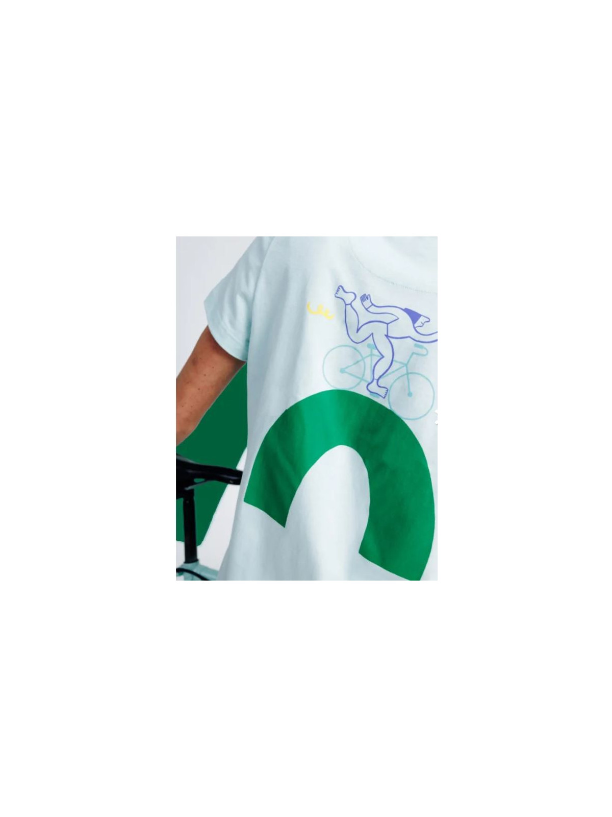 tee-shirt femme manches courtes couleur menthe vélo sur une route verte dans le dos