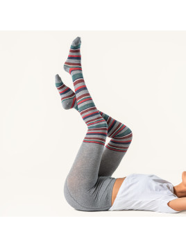 collants rayés sur fond gris