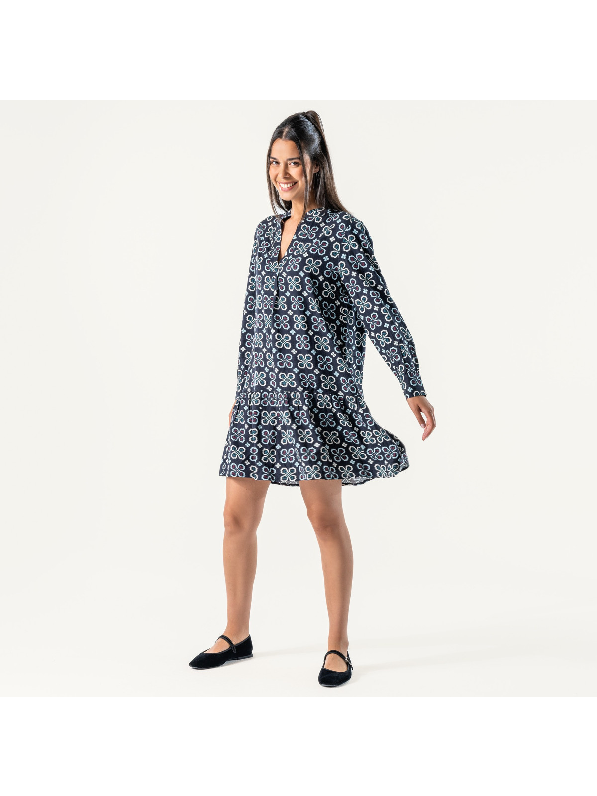 robe femme courte motifs fleurs sur fond marine