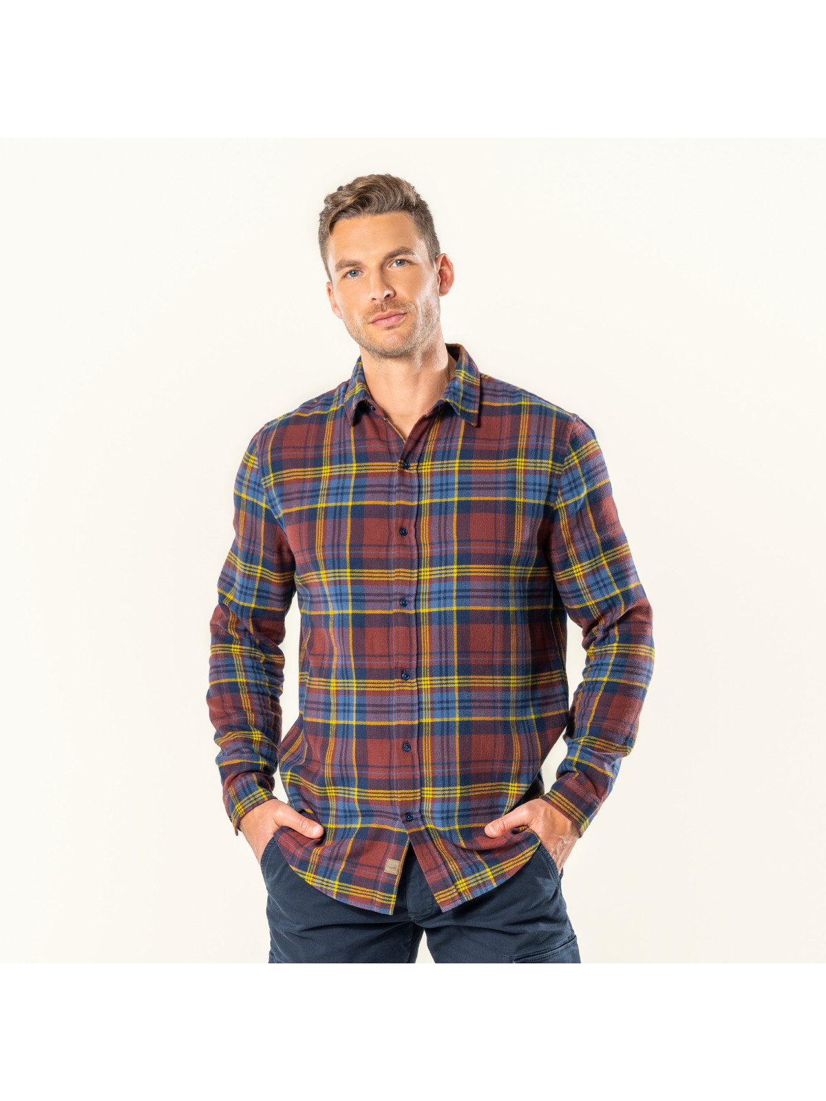 chemise de flanelle à carreaux bordeaux et bleu