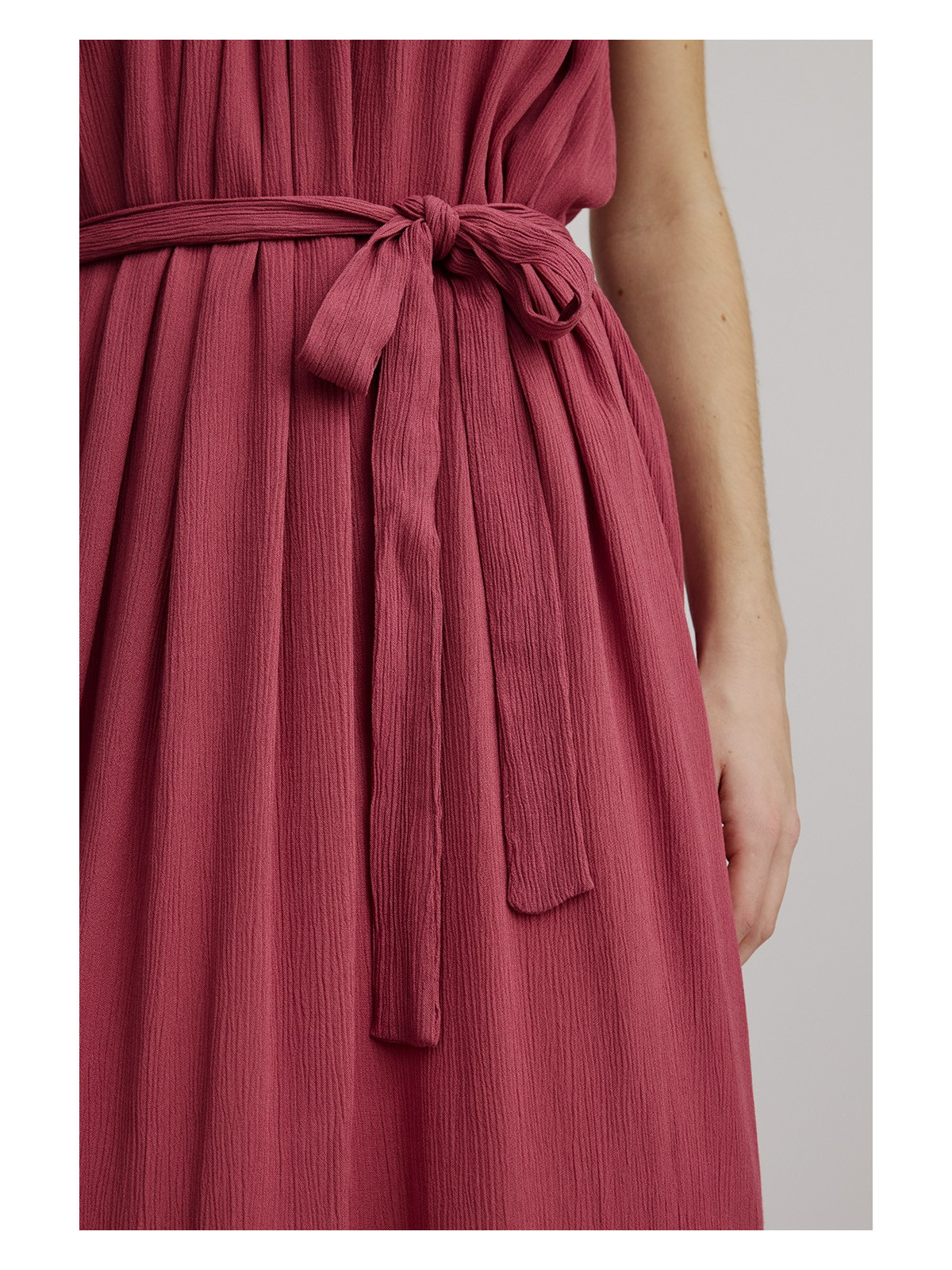 robe à bretelles très légère avec ceinture rose lie de vin