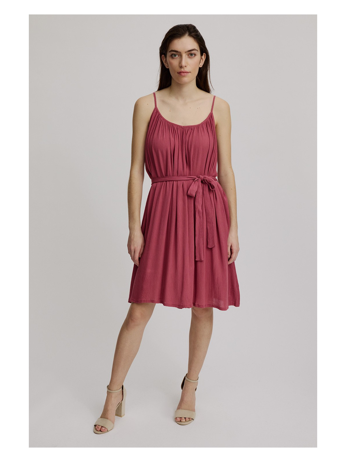 robe à bretelles très légère avec ceinture rose lie de vin