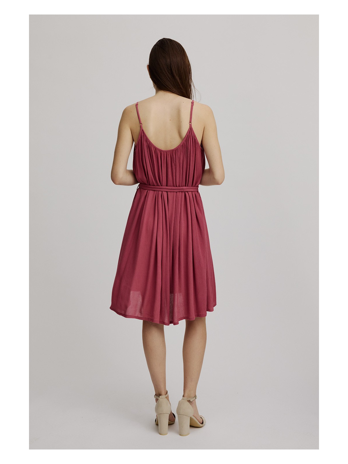 robe à bretelles très légère avec ceinture rose lie de vin