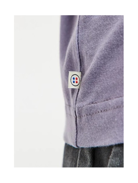 tee-shirt femme col rond couleur lavande avec vélo brodé vert sur la poitrine