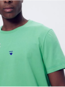 tee-shirt homme col rond vert avec coeur bleu au centre