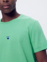 tee-shirt homme col rond vert avec coeur bleu au centre