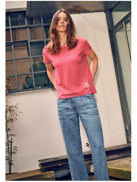 tee-shirt femme rose magnolia col rond imprimé feuille de chanvre en bas à gauche