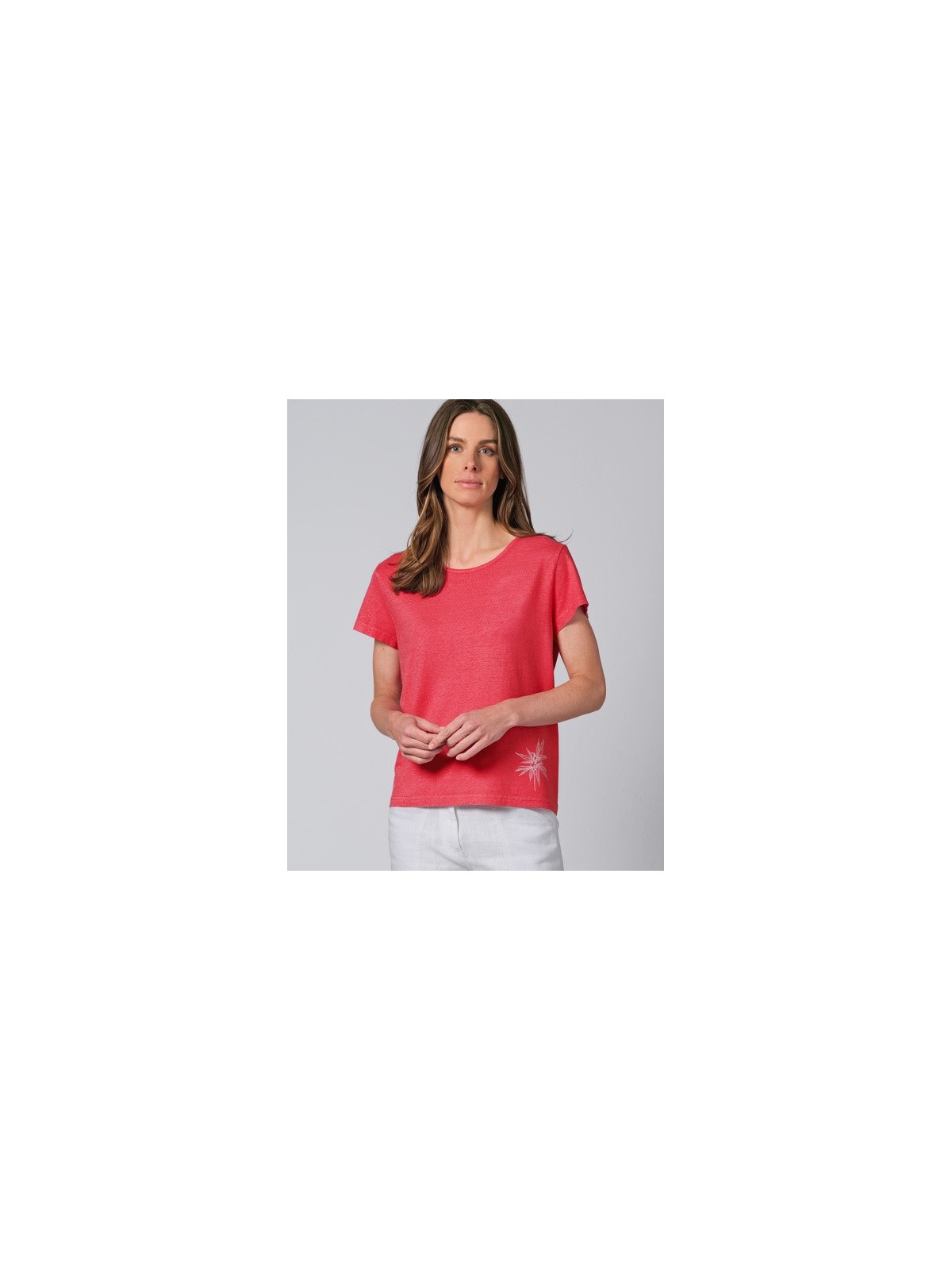 tee-shirt femme rose magnolia col rond imprimé feuille de chanvre en bas à gauche