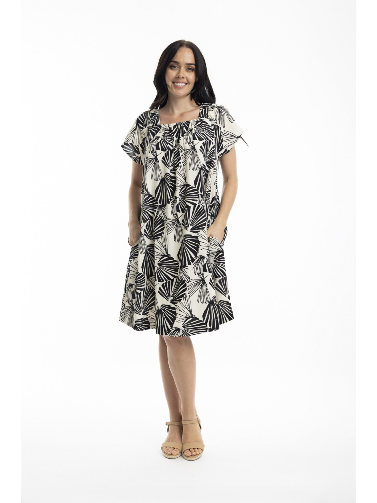 robe longueur genou imprimé fleurs noires sur fond blanc