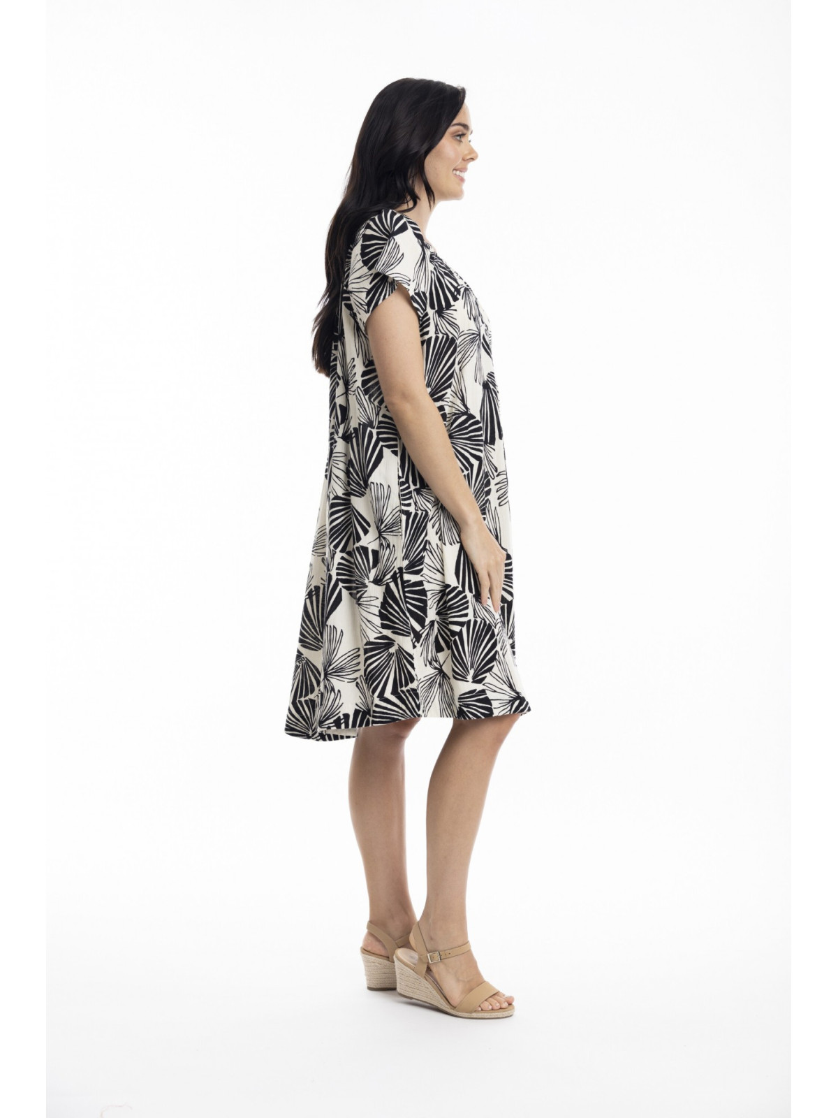 robe longueur genou imprimé fleurs noires sur fond blanc