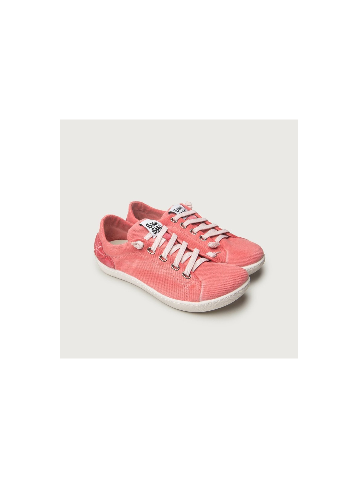 baskets larges en coton couleur rouge aspect délavé semelles blanches