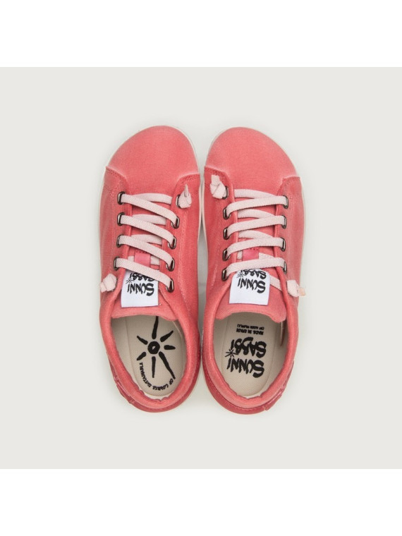 baskets larges en coton couleur rouge aspect délavé semelles blanches