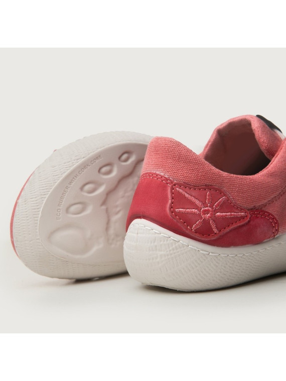 baskets larges en coton couleur rouge aspect délavé semelles blanches