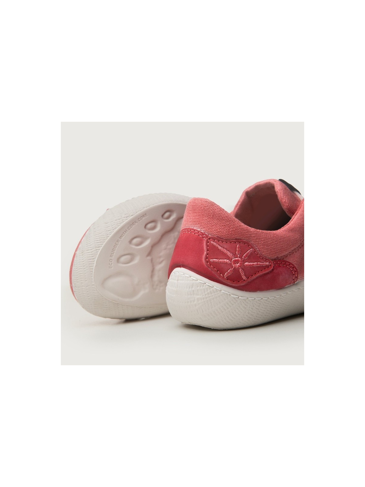 baskets larges en coton couleur rouge aspect délavé semelles blanches