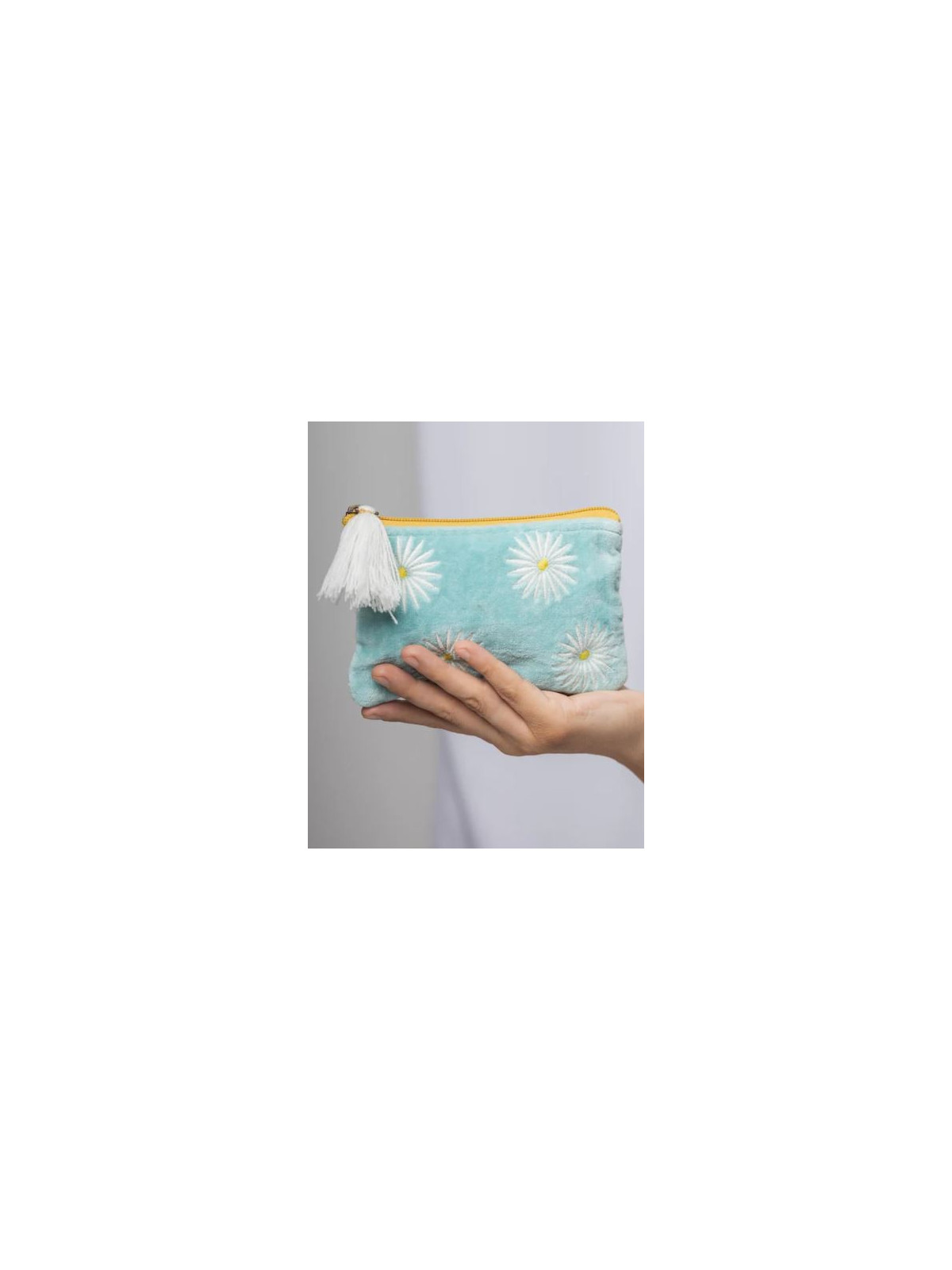 pochette velours turquoise avec fleurs blanches et jaunes