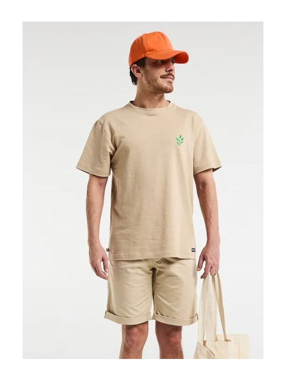 tee-shirt homme couleur sable avec broderie feuille de lin en vert sur la poitrine