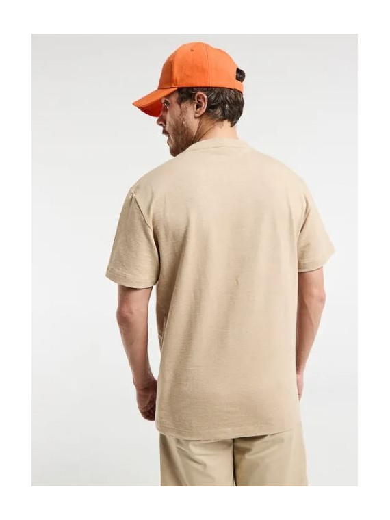 tee-shirt homme couleur sable avec broderie feuille de lin en vert sur la poitrine