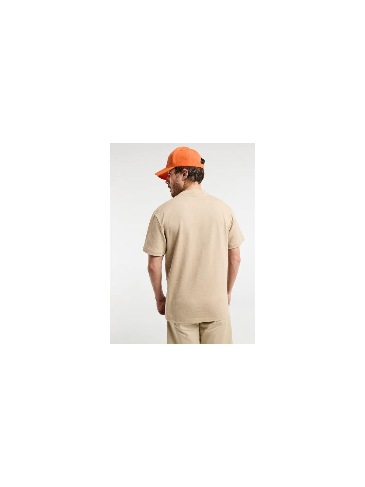 tee-shirt homme couleur sable avec broderie feuille de lin en vert sur la poitrine