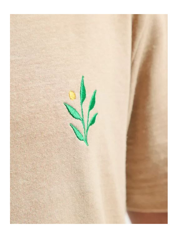 tee-shirt homme couleur sable avec broderie feuille de lin en vert sur la poitrine