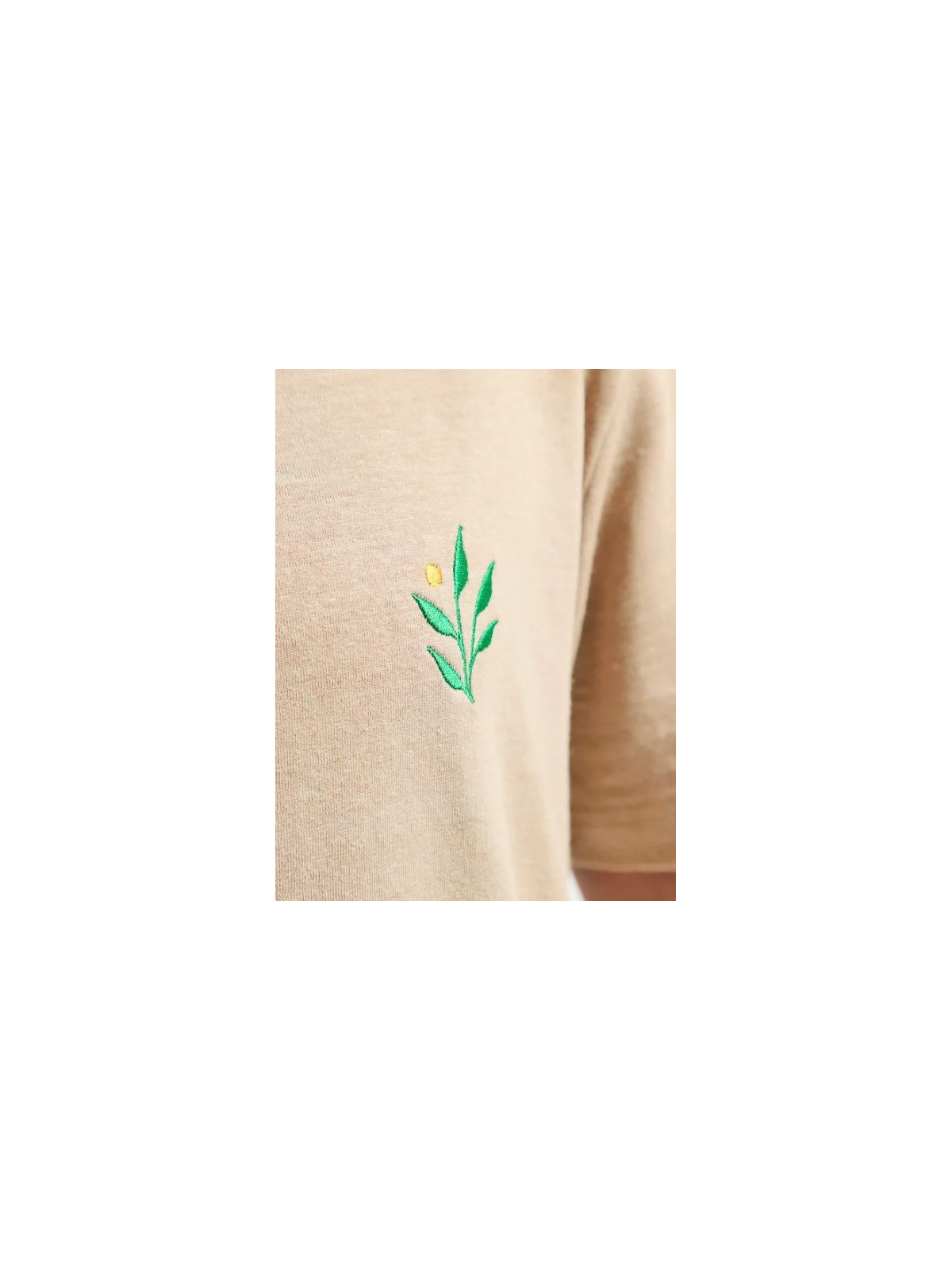 tee-shirt homme couleur sable avec broderie feuille de lin en vert sur la poitrine