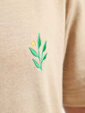 tee-shirt homme couleur sable avec broderie feuille de lin en vert sur la poitrine