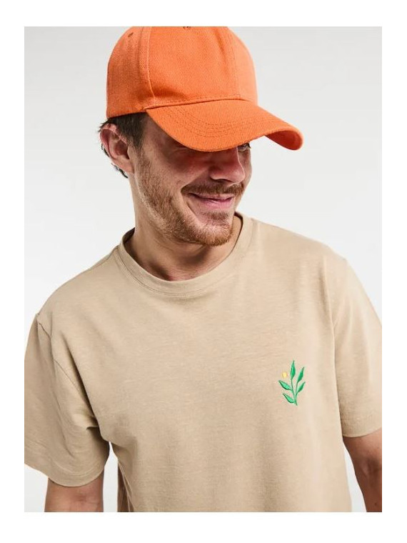 tee-shirt homme couleur sable avec broderie feuille de lin en vert sur la poitrine