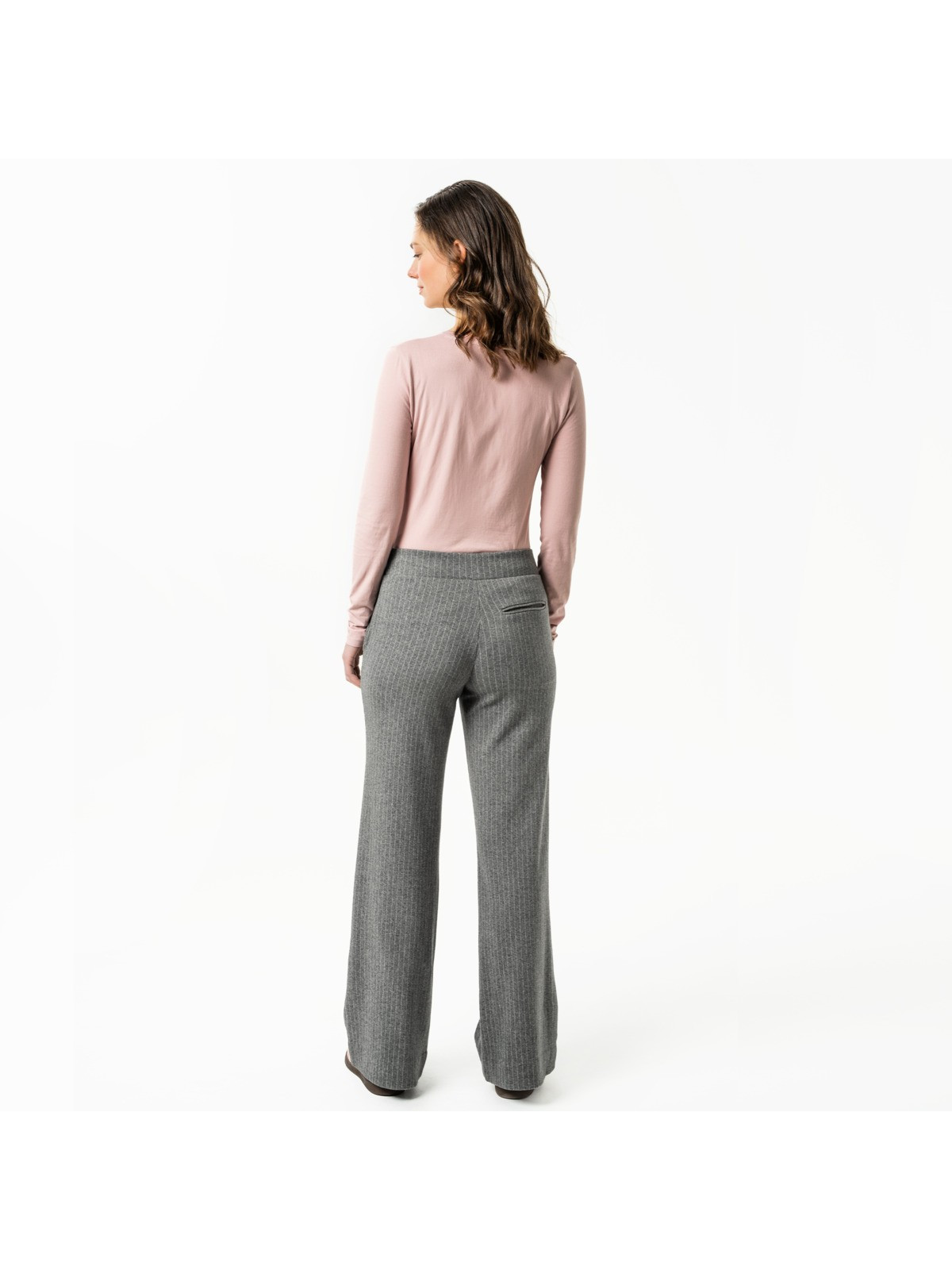 Pantalon large pour femme gris avec fines rayures verticales plus claires