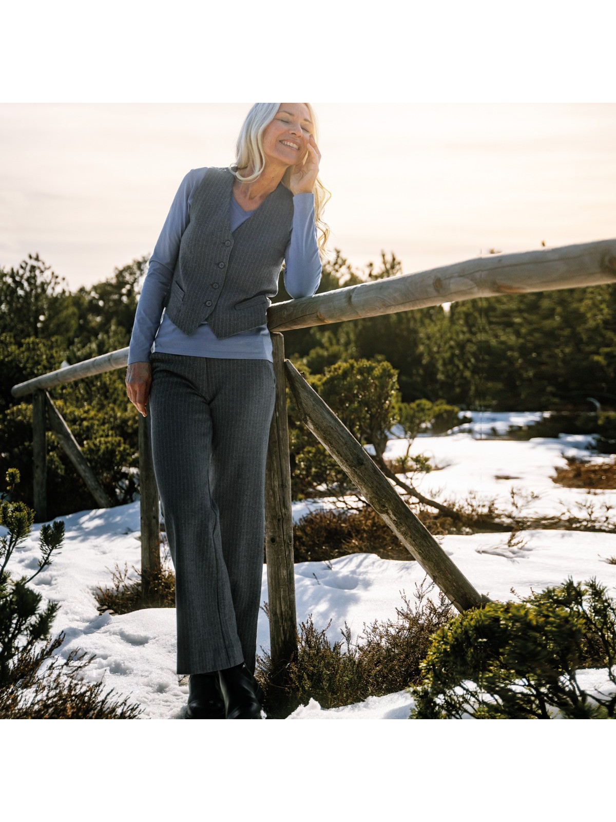 Pantalon large pour femme gris avec fines rayures verticales plus claires