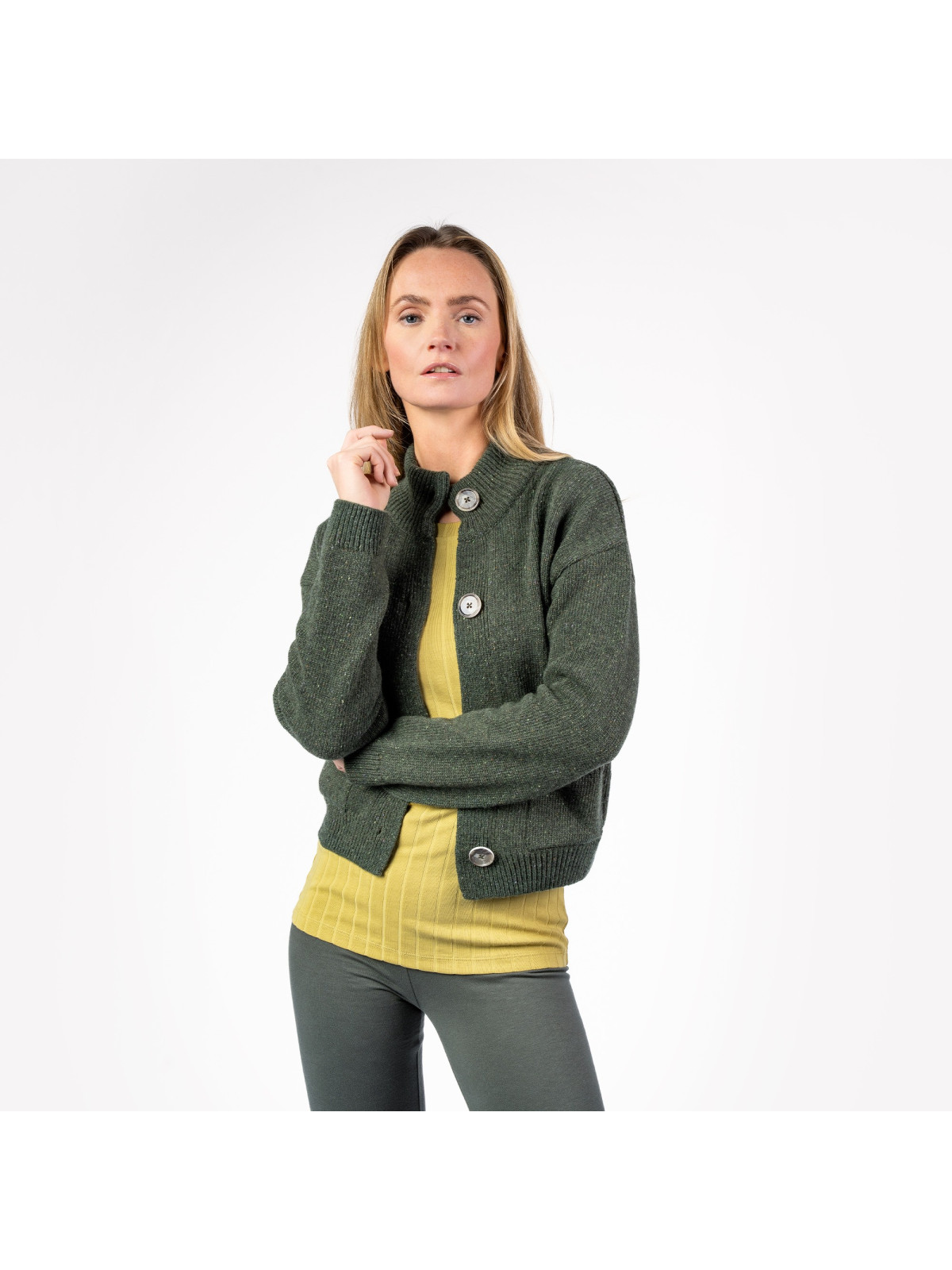 gilet court grosses mailles vert foncé avec boutons et poches