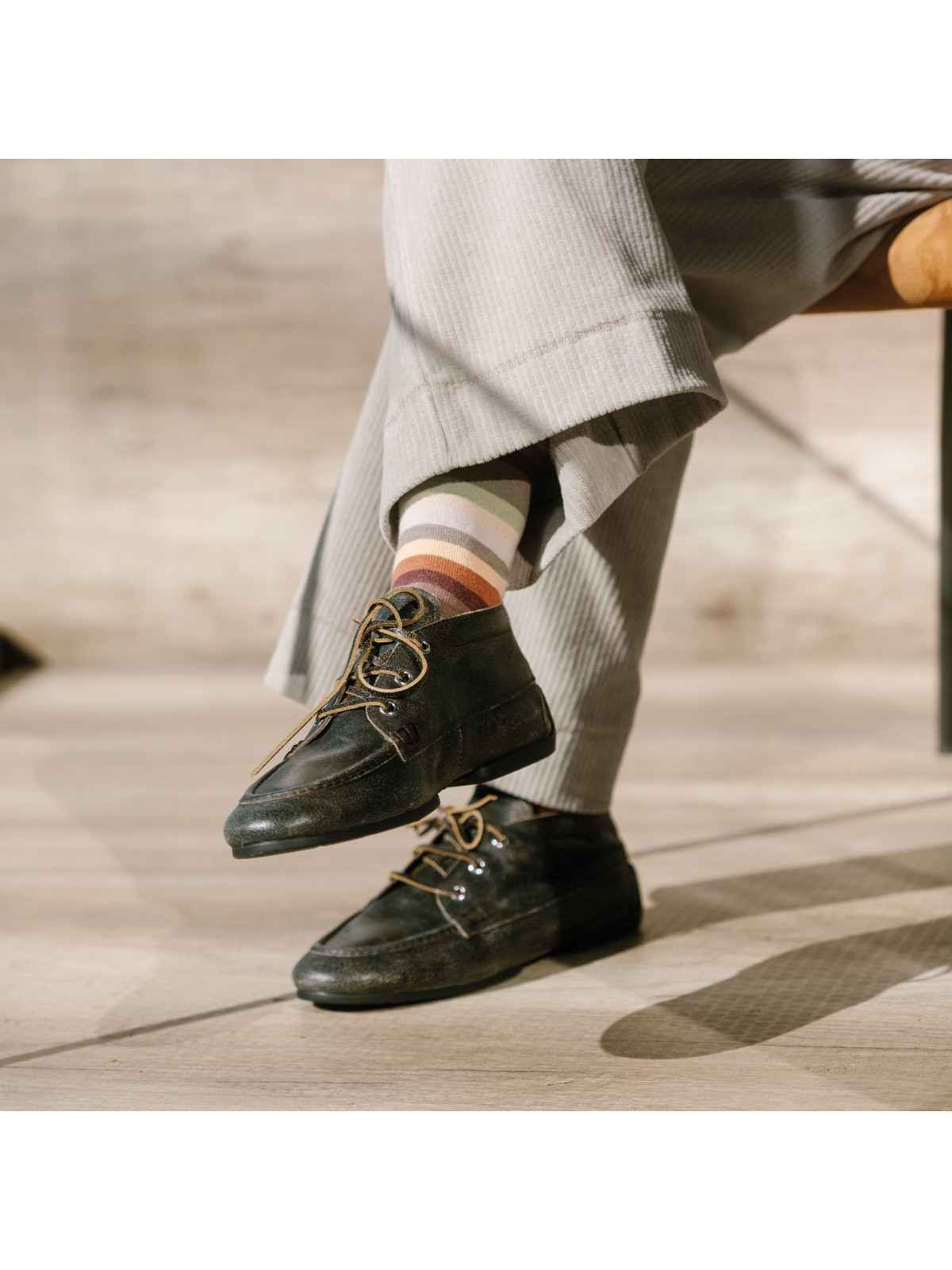 chaussettes rayées portées avec pantalon