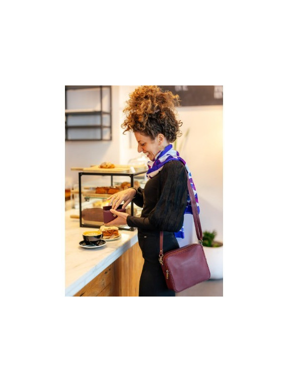 sac à main rectangulaire en cuir violet foncé